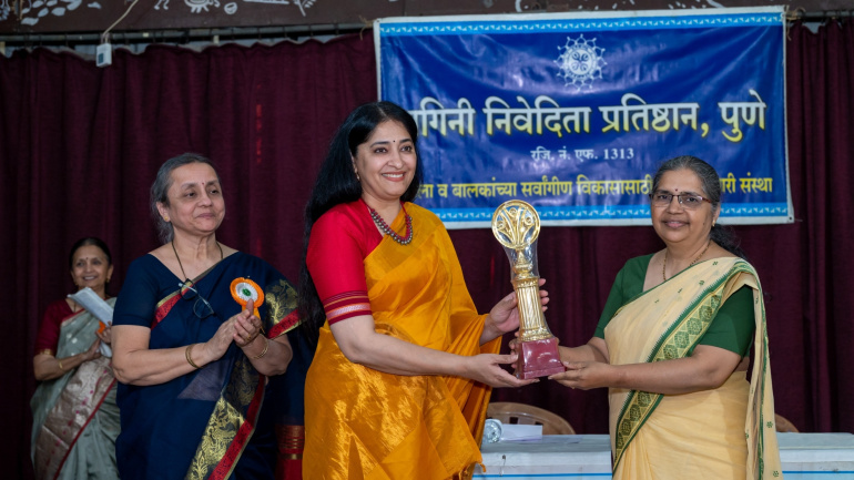 भगिनी निवेदिता प्रतिष्ठानचा सरस्वती समाजसेवा पुरस्कार सोहळा संपन्नपुणे, शनिवार दि. १७ जानेवारी २०२६
